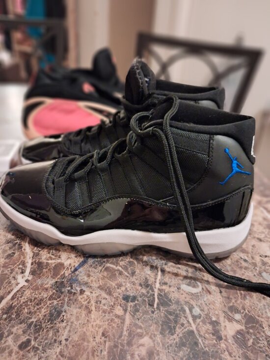 Air Jordan 11 basketball shoes main image 4